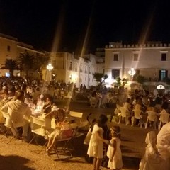 Cena in bianco in Piazza Teatro