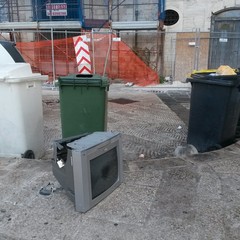 Sanitari e televisore abbandonati in piazza Longobardi