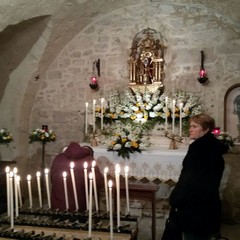 Fedeli in visita ai Sepolcri di Trani