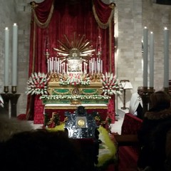 Fedeli in visita ai Sepolcri di Trani