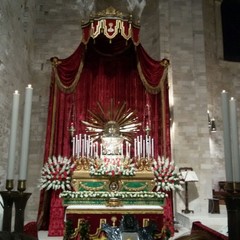 Fedeli in visita ai Sepolcri di Trani