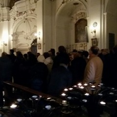 Fedeli in visita ai Sepolcri di Trani