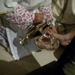 Fedeli in visita ai Sepolcri di Trani