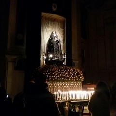 Fedeli in visita ai Sepolcri di Trani