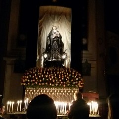 Fedeli in visita ai Sepolcri di Trani