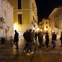 Fedeli in visita ai Sepolcri di Trani