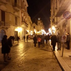 Fedeli in visita ai Sepolcri di Trani