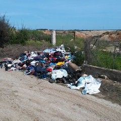 vestiti abbandonati in contrada Sant'Angelo