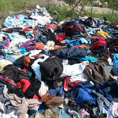 vestiti abbandonati in contrada Sant'Angelo