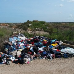 vestiti abbandonati in contrada Sant'Angelo