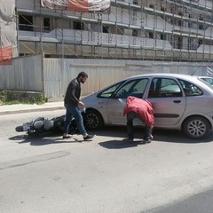 Auto contro scooter in via Superga