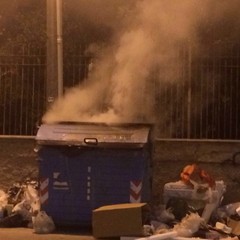Via Di Vittorio, incendiato un bidone dei rifiuti