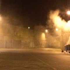 Via Di Vittorio, incendiato un bidone dei rifiuti