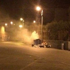 Via Di Vittorio, incendiato un bidone dei rifiuti