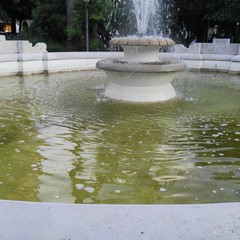 Fontane in Piazza della Repubblica in preda alla sporcizia