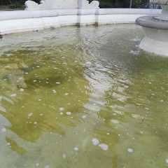 Fontane in Piazza della Repubblica in preda alla sporcizia