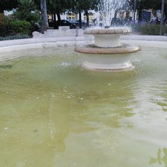 Fontane in Piazza della Repubblica in preda alla sporcizia