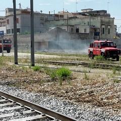 Incendio lungo il muro perimetrale di via Torrente Antico