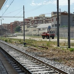 Incendio lungo il muro perimetrale di via Torrente Antico