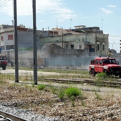 Incendio lungo il muro perimetrale di via Torrente Antico