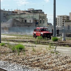 Incendio lungo il muro perimetrale di via Torrente Antico