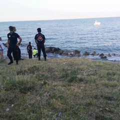 Bagnante scambiato per morto sul Lungomare di Trani