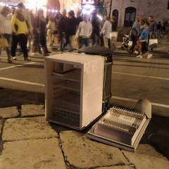 Frigo abbandonato giù al Porto