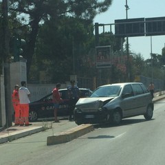Auto finisce su un cordolo in via Maria Annibale di Francia