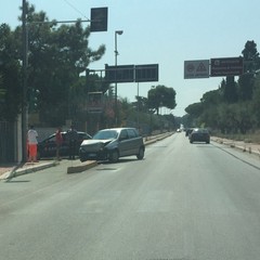 Auto finisce su un cordolo in via Maria Annibale di Francia
