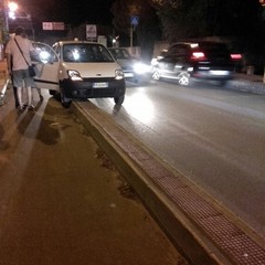 Auto valica il cordolo della pista ciclabile