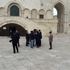 Il sindaco di Tirana visita Cattedrale e Porto