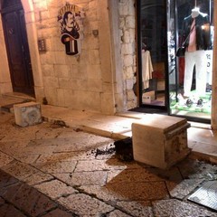 Vandali in azione nella notte, deturpate le fioriere di piazza Libertà