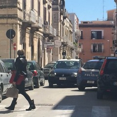 Polizia e Carabinieri in azione in Via Cesare Lambertini