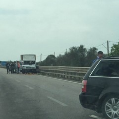 Incidente sulla 16 bis, coinvolti un camion e un'auto