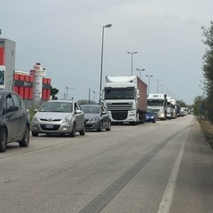 Incidente sulla 16 bis, coinvolti un camion e un'auto