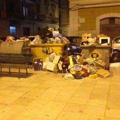 Bidoni stracolmi in piazza Cittadella