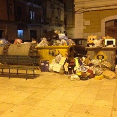 Bidoni stracolmi in piazza Cittadella