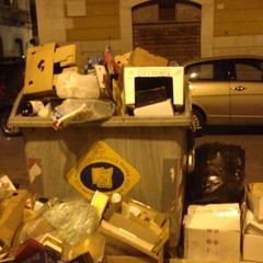 Bidoni stracolmi in piazza Cittadella
