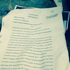 Fascicoli abbandonati vicino porta rifiuti