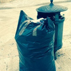 Fascicoli abbandonati vicino porta rifiuti