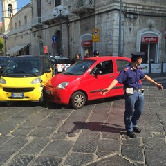 Incidente in piazza della Repubblica, auto ferme da un'ora