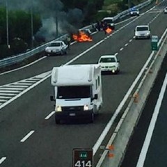 Auto in fiamme sulla A14