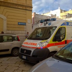 Anziano avverte malore e cade in via Nigro