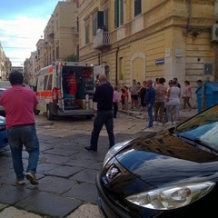 Anziano avverte malore e cade in via Nigro