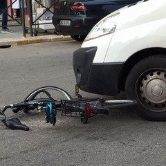 Scontro furgone-bici su via De Robertis