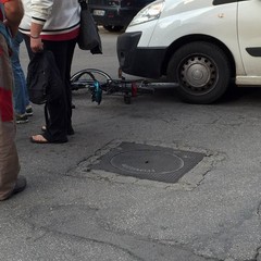 Scontro furgone-bici su via De Robertis