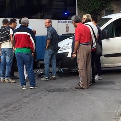 Scontro furgone-bici su via De Robertis