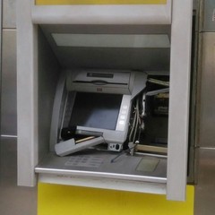 Bomba al bancomat: paura all'ufficio postale di corso Manzoni