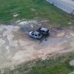 Auto in fiamme in via delle Tufare