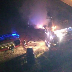 Auto in fiamme in via delle Tufare